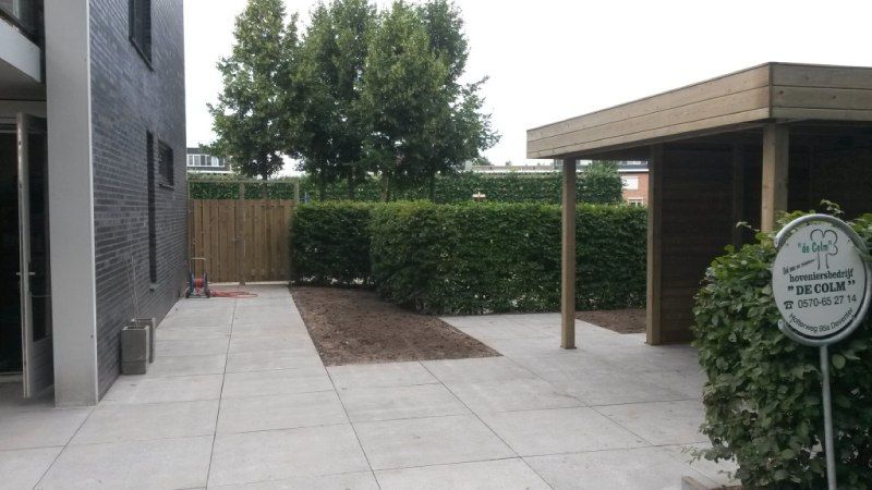 Strakke tuin met betegeling