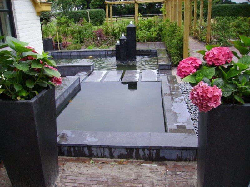 Strakke tuin met roze bloemen