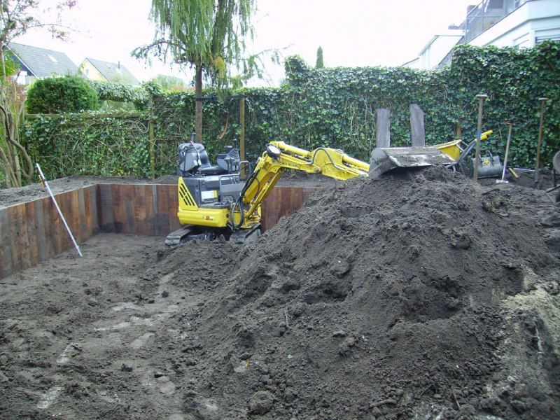 Bezig met de aanleg van tuin